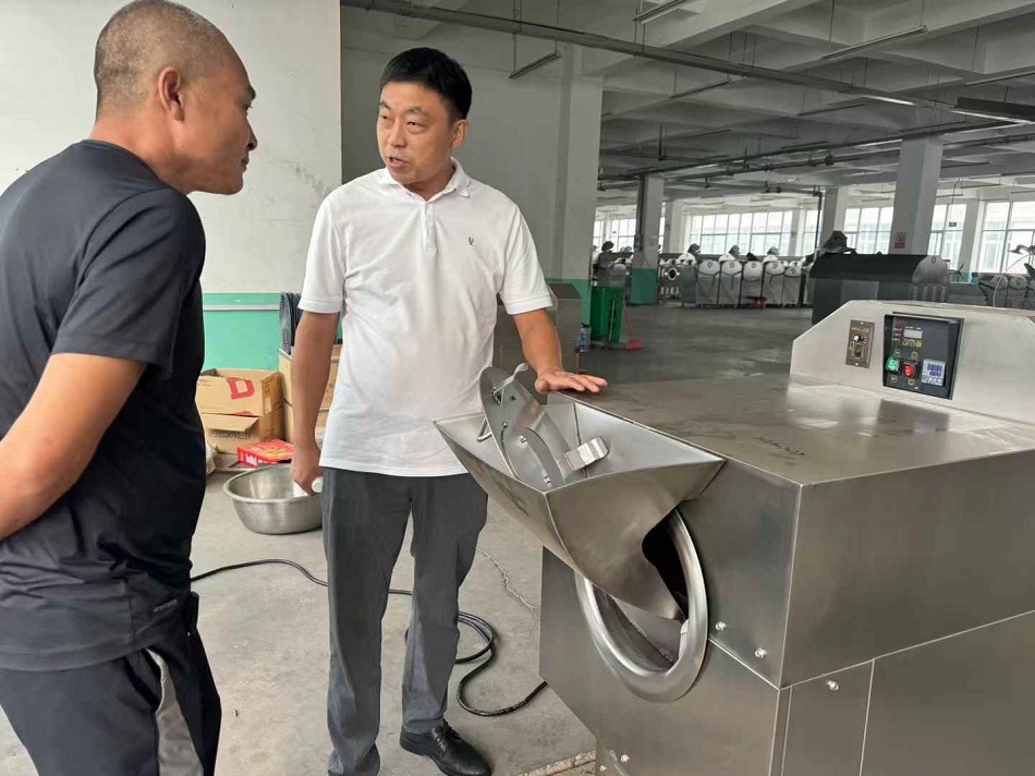 河南魯山客戶光臨許昌智工考察電磁炒貨機 河南魯山客戶光臨許昌智工考察電磁炒貨機