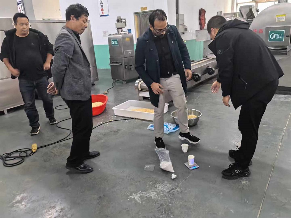 孟加拉國客戶來廠試機(jī)流水線電磁炒貨設(shè)備 孟加拉國客戶來廠試機(jī)流水線電磁炒貨設(shè)備