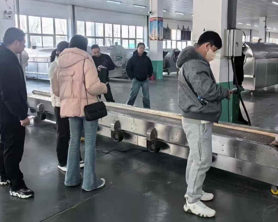 鄭州重慶韓國三地客戶光臨許昌智工考察電磁炒貨機(jī) 鄭州重慶韓國三地客戶光臨許昌智工考察電磁炒貨機(jī)